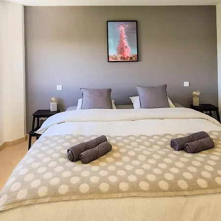 Modernes Haus Mit Spektakulaerem Meerblick Und Pool