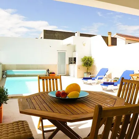Modernes Haus Mit Spektakulaerem Meerblick Und Pool Nyaraló *
